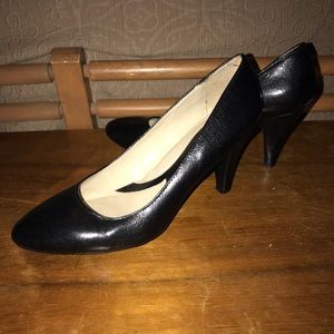 Naturalized perfect black size 9 pumps